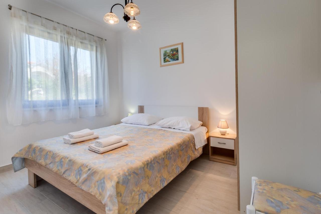 Family Friendly Seaside Apartments Kozino, Zadar - 5756 ペトルチャネ エクステリア 写真